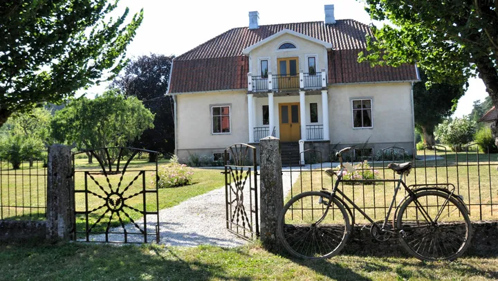 Norrbys Museigård i Väte - härligt trädgårdscafé och barnvänlig miljö – Klintehamn