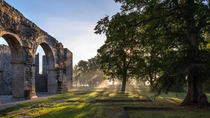 Vandring runt Roma kloster - 1000 år av historia och arkeologi för barn/familj, 1 och 8 augusti kl 13:00. – Romakloster