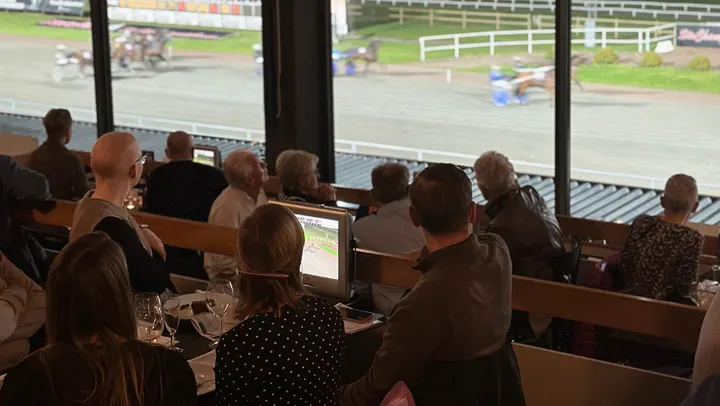 Musikquiz, trav och burgarbuffé – Axvall