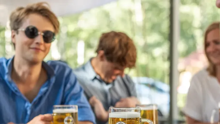 Biergarten - Händer i sommar