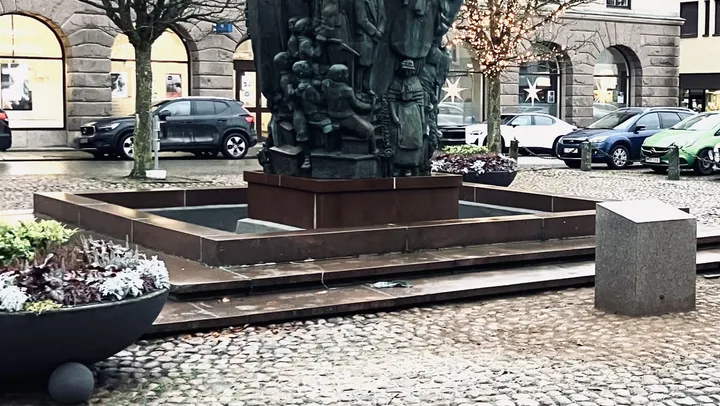 Invigning av Krönikebrunnens nya skylt – Skara