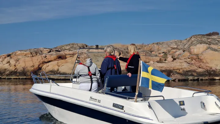 Lär dig köra motorbåt i Fjällbacka Skärgård på en helgkurs! – Fjällbacka
