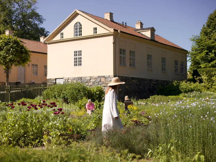 Måla Gunnebos blommor med konstnären Ida Gudmundsson