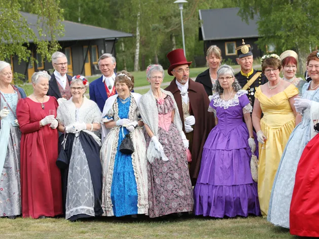 Uppvisning av danser från 1700- & 1800-talet