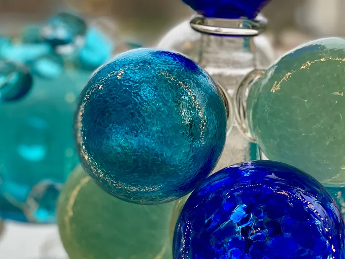 Åsa Gårdebäcks glas på tema “Fred” 
