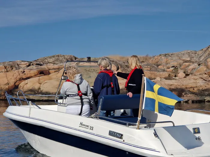 Lär dig köra motorbåt i Fjällbacka Skärgård – Helgkurs