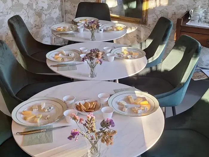 Ostprovning med olika teer på Franska Tesalongen